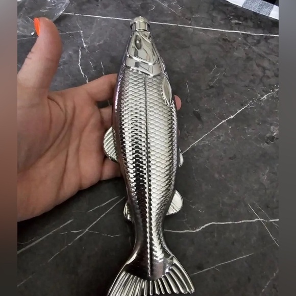 Bass Shaped Stainless Steel 5 oz Fish Whiskey Hip Flask NWT - Picture 4 of 6